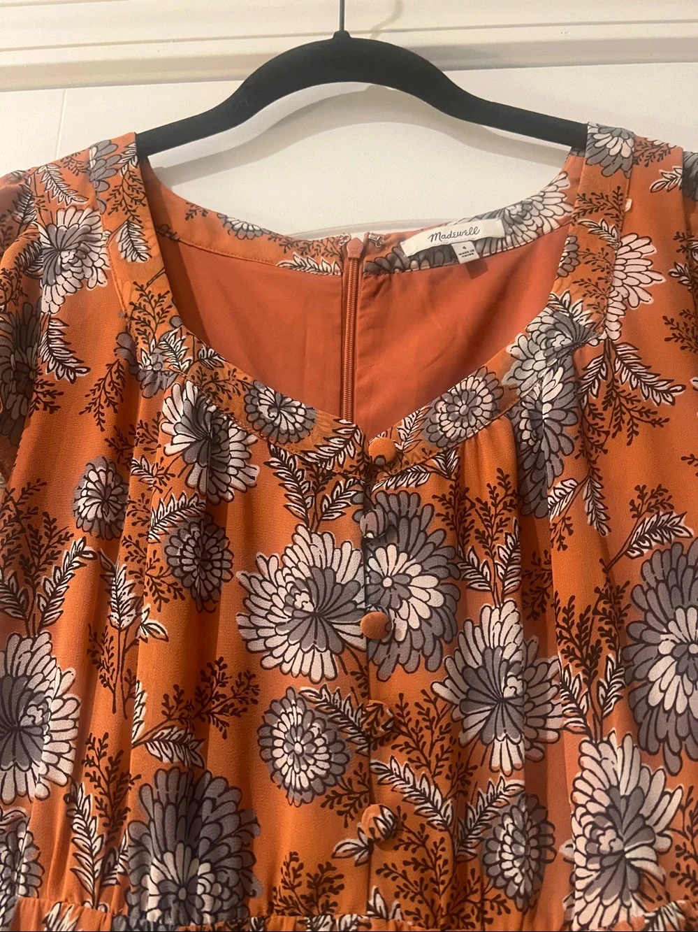 Madewell Sheer-Sleeve
Button-Front Midi Dress in Gathered Blooms - Picture 3 of 7